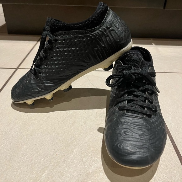 2/30$ Puma outdoor soccer cleats. Sz 3.5. **2 pairs of soccer socks for free!** - Picture 1 of 3